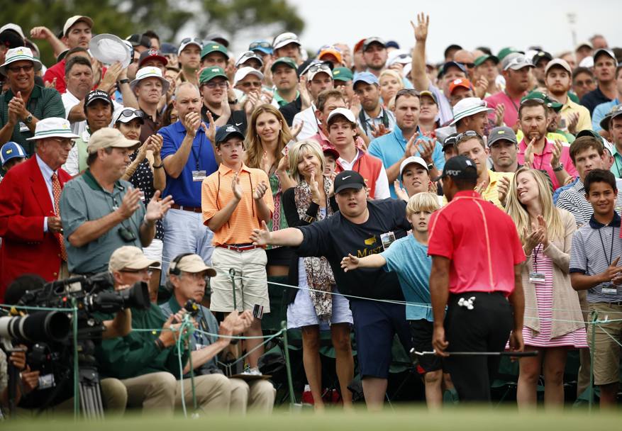 Tiger Woods saluta gli appassionati spettatori (Reuters)